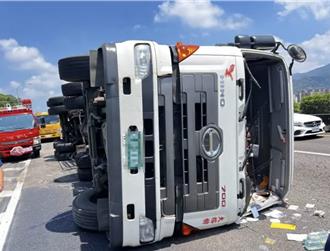 國道1五堵交流道大貨車翻覆  駕駛自行破窗逃生後方車流塞爆