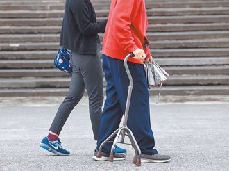 不留一毛钱给儿女！78岁老板卖房搬去高级养老院 结局却超惨