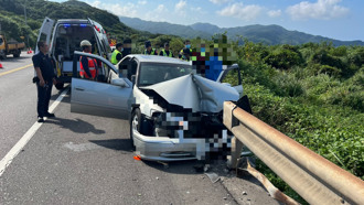 快訊》北部濱海公路轎車逆向自撞　車頭全毀卡護欄！4名老婦送醫