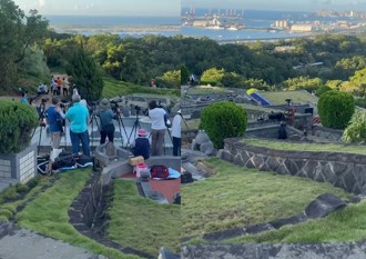 為拍煙火美景！八里公墓擺滿腳架 網友痛批「吵死人」