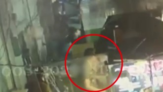 板橋湳雅夜市火爆衝突！　糖葫蘆伯、雞蛋仔嬤為「這事」當街開撕