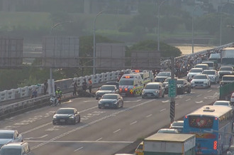 忠孝橋「死亡彈跳」車禍 騎士自撞噴飛！遭2車撞擊慘死