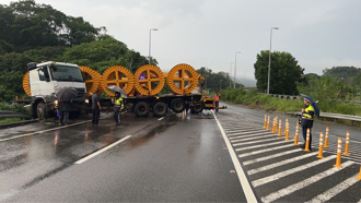 國3燕巢交流道車禍！　半聯結車雨天打滑甩尾「狂撞護欄」