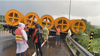 驚險！國3接國10燕巢系統交流道聯結車翻車　一度封閉