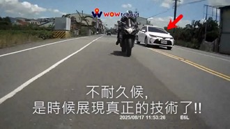 超疗癒！四轮大爷违规超越2重机　秒遭大魔王追上「猎杀」