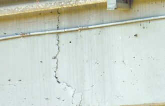 新生高架桥裂开 北市府：非损坏