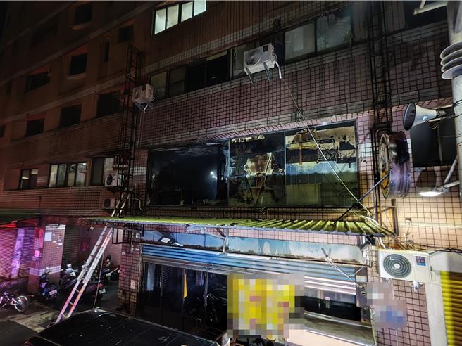 高雄林園區中門路一棟大樓18日清晨驚傳火警，警消人員緊急出動16車36人前往救援，火勢撲滅後卻發現2樓屋內有3人死亡。（讀者提供／洪浩軒高雄傳真）