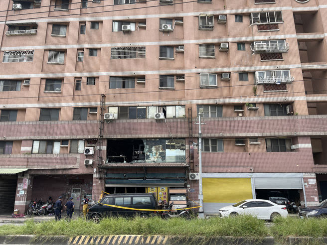 高雄林園區中門路一棟大樓18日清晨驚傳火警，造成2樓屋內有3人死亡。警方鑑識小組入內採證，以釐清起火原因。（丁治綱攝）