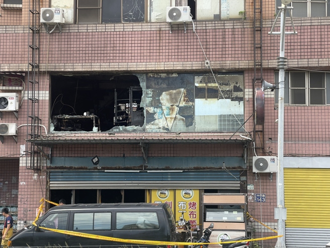 高雄林園區中門路一棟大樓18日清晨驚傳火警，造成2樓屋內有3人死亡。警方鑑識小組入內採證，以釐清起火原因。（丁治綱攝）