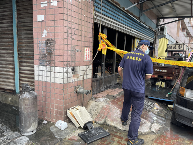 高雄林園區中門路一棟大樓18日清晨驚傳火警，造成2樓屋內有3人死亡。警方鑑識小組入內採證，以釐清起火原因。（丁治綱攝）