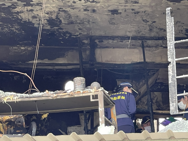 高雄林園區中門路一棟大樓18日清晨驚傳火警，造成2樓屋內有3人死亡。警方鑑識小組入內採證，以釐清起火原因。（丁治綱攝）