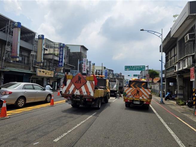 桃园市龟山区万寿路二段今日近中午发生3辆大车连环撞事故。(翻摄照片)