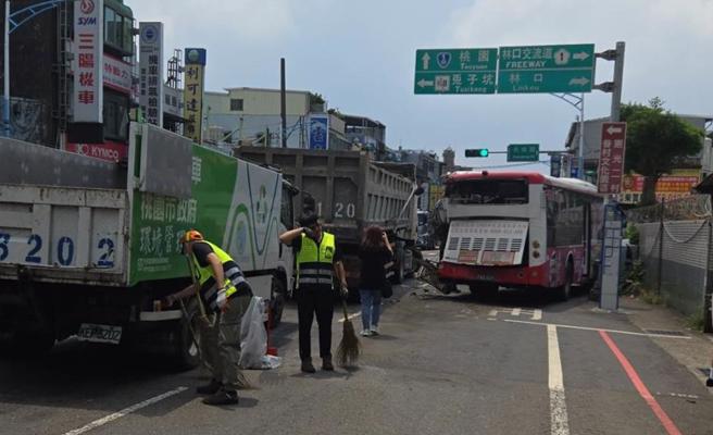 桃园市龟山区万寿路二段今日近中午发生3辆大车连环撞事故。(翻摄照片)