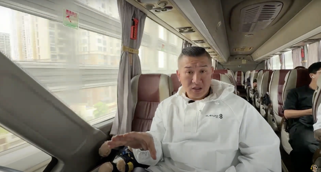 網紅「館長」陳之漢近日二度赴中國大陸，喊話台灣同胞「大家應該回家，不是敵人，而是家人」。（取自館長惡名昭彰直播）