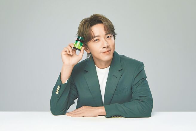 白兰氏携手全方位男神「坤达」担任全新鸡精代言人，每天一瓶活化思绪，让元气、精神满满每一天。图／业者提供