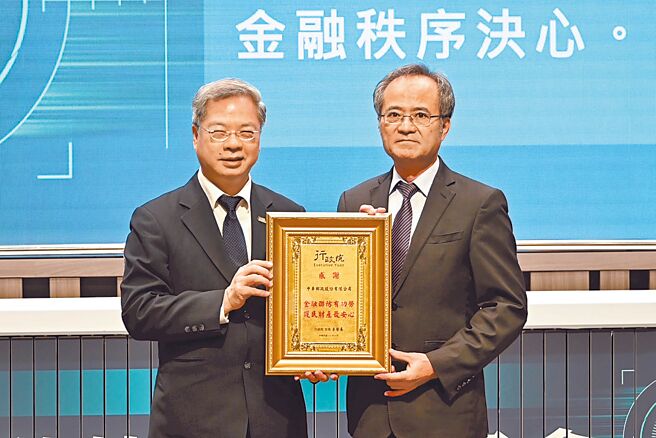 银行公会于8月13日举办「114年金融科技阻诈高峰会」，中华邮政公司总经理江瑞堂（右）代表接受行政院秘书长颁奖。图／中华邮政提供