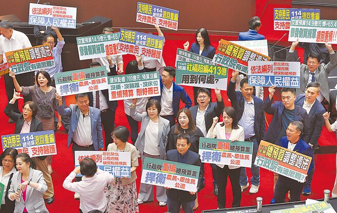 行政院21日将拍板明年度中央政府总预算案，军公教是否加薪引发关注。图为2024年立法院表决总预算案。（本报资料照片）