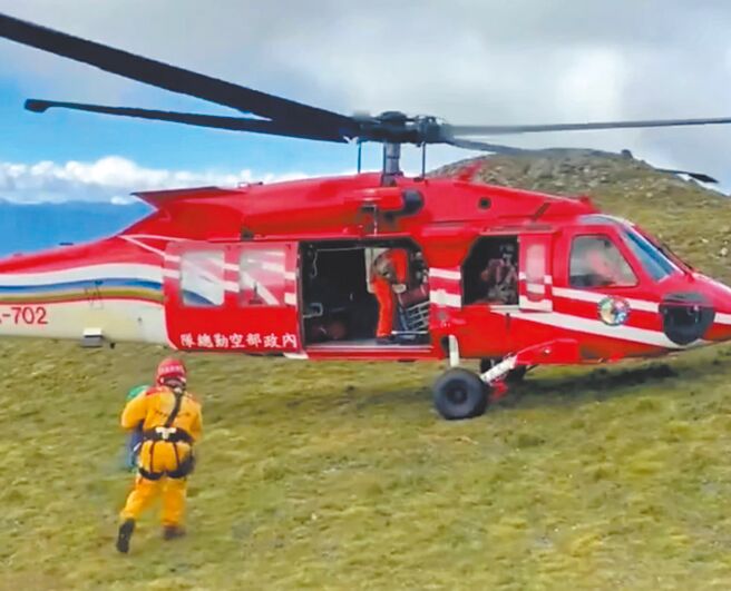 「南三段」传出山难，陈姓老翁与8岁外孙、詹姓女山友16日由空勤直升机救援下山，但陈、詹仍不幸身亡。（民眾提供）