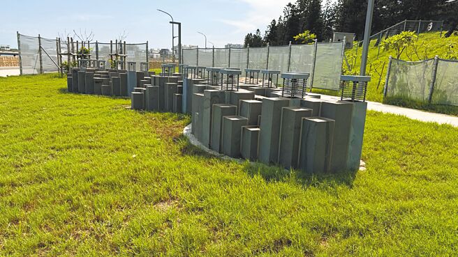 澎湖七一三事件紀念設施以上百根玄武岩石柱組成，象徵一個個流亡師生。（須文蔚攝）