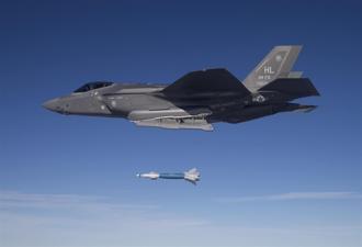 F-35A投弹首由无人机导引 提升火力支援效能