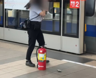 快訊》北捷車廂冒濃煙「狂飄刺鼻味」 旅客倉皇逃竄