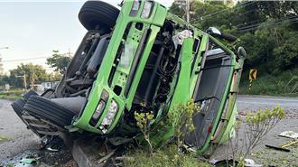 苗栗西湖聯結車自撞分隔島翻覆　62歲駕駛受困獲救送醫