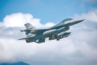 視距外擊殺！2架F-16V射擊AIM-120中程飛彈  精準命中目標