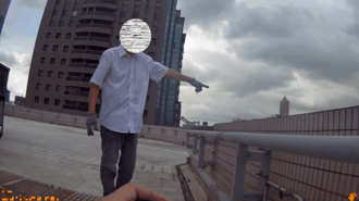 台中高樓頂老翁揮衣求救！警驚「囚禁案」忙救援   真相曝光超烏龍