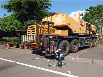 高雄驚悚車禍！吊車違規左轉掃中機車嵌車內 18歲男騎士亡