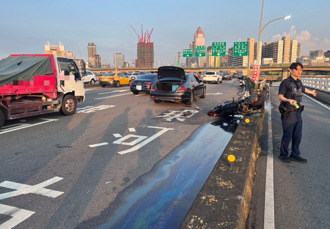 上班途中遇死劫！26岁男忠孝桥自撞喷飞遭2车猛撞  母心碎认尸