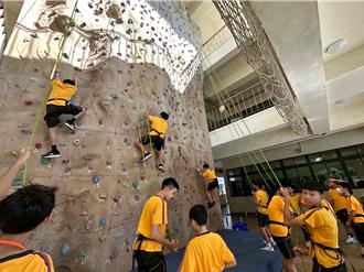 新科国中新生训练攀岩走绳样样来 培养勇于挑战精神