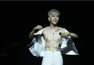 畢書盡當爸後霸氣脱衣曬超壯猛肌 全場粉絲暴動嗨翻