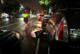 高雄男騎車遭「浪貓飛撲擊落」！摔車滑行30米   人傷貓喪命