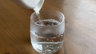 別再直接喝自來水!「這樣做」能有效去除90％塑膠微粒