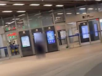 情緒低落！男子高雄車站大廳持美工刀揮舞 民眾嚇壞