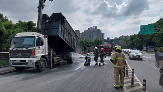 北市大貨車行駛中輪胎起火　疑機械故障左後輪慘遭燒毀