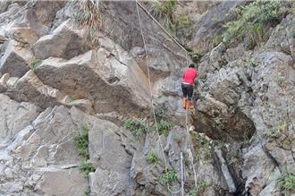 獨家》高雄桃源清水台地斷水近月 老人家冒險取水求生