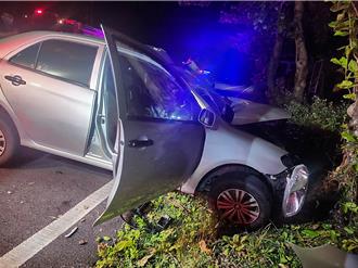 驚險！台東長濱女駕駛閃貓自撞路樹　車頭變形受困