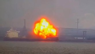 摩港驚魂！運煤貨輪才離港突爆炸 巨大火球直竄天