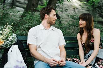 鳳小岳自曝是浪漫情人 笑稱「踩到香蕉皮也覺得自己很帥」