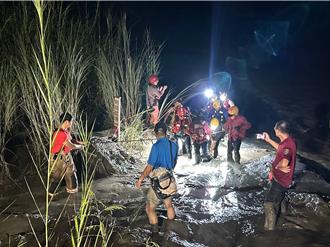 夜晚巡田遇大雨暴漲受困 消防特搜護送婦人渡河脫困