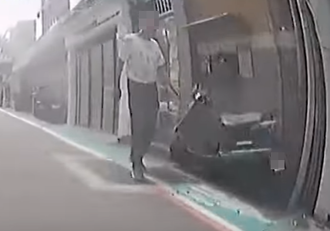 老江湖？他遇到行人阿伯「秒噴兩百元」 碰瓷手法曝光