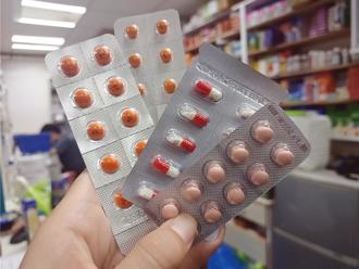 健保卡当飞镖甩！药师差点被K到 病人反应她傻眼：深深受伤