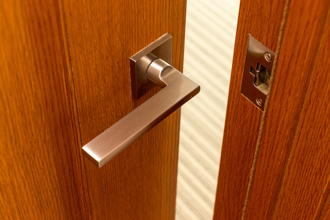 半夜潛入房「對人妻扎針」！ 詭異男：抽血緊張感能紓壓