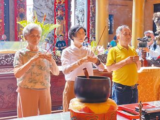 林岱桦偕母拜庙 坚定参选到底
