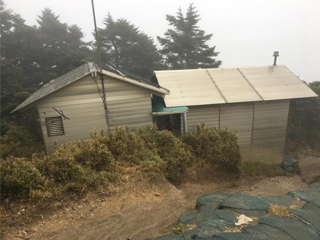 奇萊稜線山屋齡逾30年，設備老舊且床位少不敷使用，太魯閣國家公園管理處將在旁新建山屋，預計11月底完工。（太管處提供／羅亦晽花蓮傳真）
