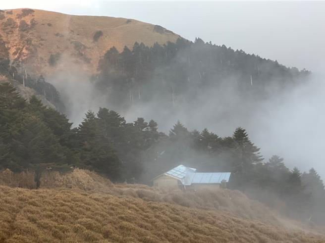 奇萊稜線山屋齡逾30年，設備老舊且床位少不敷使用，太魯閣國家公園管理處將在旁新建山屋，預計11月底完工。（羅亦晽攝）