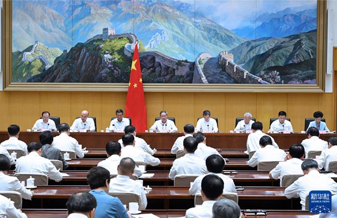 大陸國務院總理李強18日主持召開國務院全體會議，指出要鞏固經濟回升趨勢，並完成全年經濟與社會目標。（新華社）