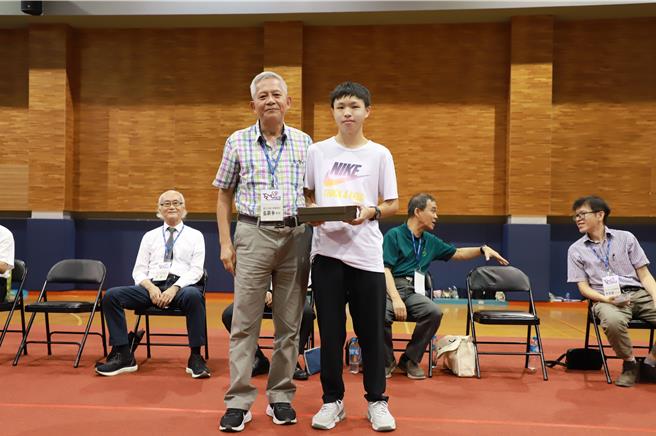 台大張鎮華教授（左）與全國個人金牌嘉義高中王銓毅（右）合影。（九九文教基金會提供）