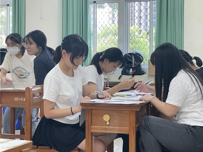 第一天團體賽與思考賽。（九九文教基金會提供）